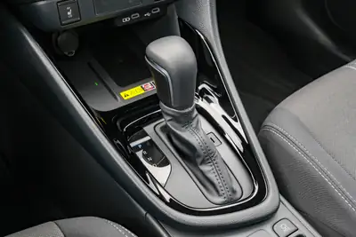 Toyota Yaris 1.5 e-CVT — Citadine hybride économique, quasi-neuve — Miniatura 21
