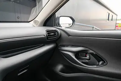Toyota Yaris 1.5 e-CVT — Citadine hybride économique, quasi-neuve — Miniatura 23