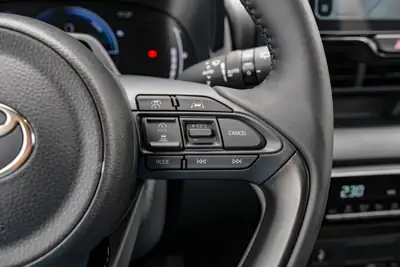 Toyota Yaris 1.5 e-CVT — Citadine hybride économique, quasi-neuve — Miniatura 24
