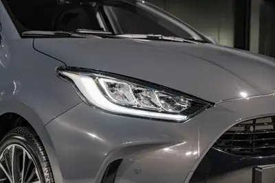 Toyota Yaris 1.5 e-CVT — Citadine hybride économique, quasi-neuve — Miniatura 26