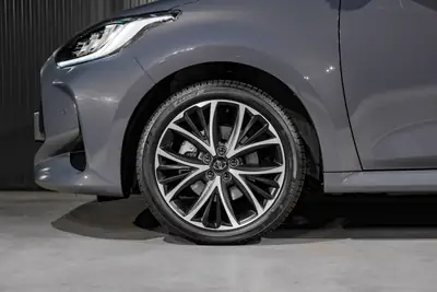 Toyota Yaris 1.5 e-CVT — Citadine hybride économique, quasi-neuve — Miniatura 28