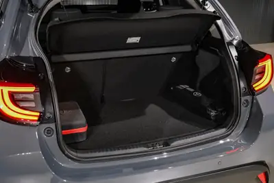 Toyota Yaris 1.5 e-CVT — Citadine hybride économique, quasi-neuve — Miniatura 29
