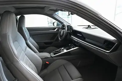 Porsche 911 Turbo S PDK — Superbe coupé haute performance, 9'900 km seulement — Miniatur 29