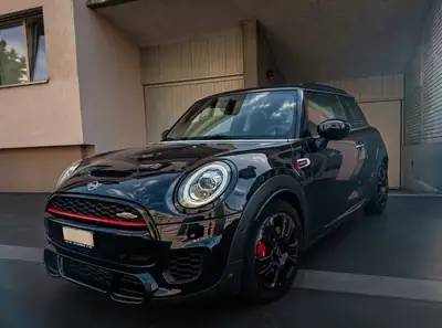 MINI John Cooper Works 2.0i — Sportive compacte, 231 ch et transmission automatique — vista esterna