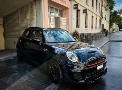 MINI John Cooper Works 2.0i — Sportive compacte, 231 ch et transmission automatique — fianco