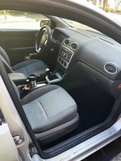 Ford Focus 1.6i 16V Carving — Berline fiable des années 2000, sans sinistre — Heckansicht