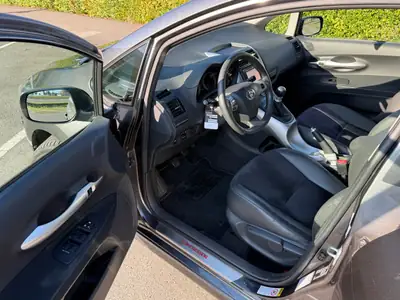 Toyota Auris 1.8 VMa Kompressor — Berline compacte dynamique, 127'000 km — tableau de bord