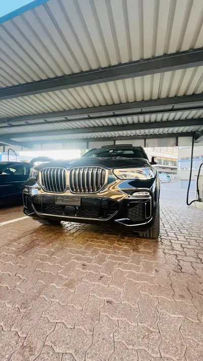 BMW X5 M50i xDrive — SUV coupé haute performance, 530 ch et seulement 44 000 km — Seitenansicht