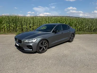 Volvo S60 2.0 T5 R-Design — Berline sportive 250 ch, design suédois premium — Heckansicht