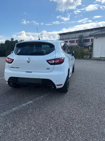 Renault Clio RS 200 EDC — Sportive compacte, 200 ch et boîte auto — rear view