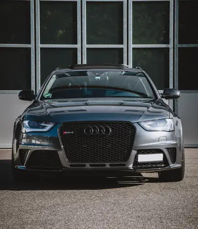 Audi RS4 4.2 V8 FSI Quattro — Break haute performance, révision complète — fianco