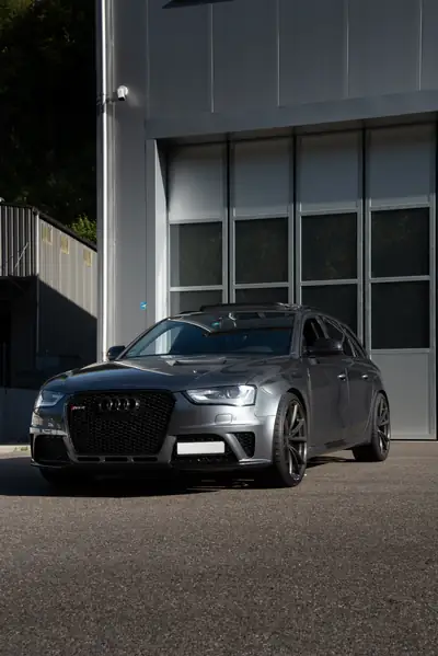 Audi RS4 4.2 V8 FSI Quattro — Break haute performance, révision complète — vista esterna