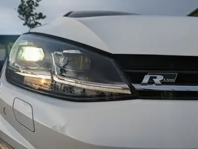 VW Golf 1.4 TSI R-Line — Compacte dynamique, essence économe et sans sinistre — vista esterna