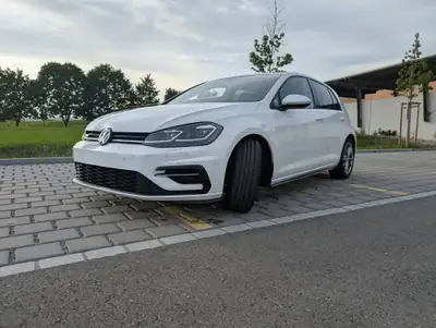 VW Golf 1.4 TSI R-Line — Compacte dynamique, essence économe et sans sinistre — vista posteriore