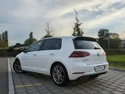 VW Golf 1.4 TSI R-Line — Compacte dynamique, essence économe et sans sinistre — interni