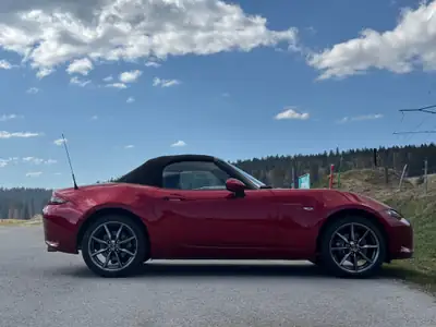 Mazda MX-5 2020 — Cabriolet sportif 184 ch, Soul Red Crystal, 46'700 km — vista posteriore