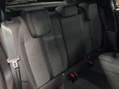 Peugeot 208 1.2 PureTech Allure — Citadine dynamique, moteur écologique et faible kilométrage — Miniatura 8