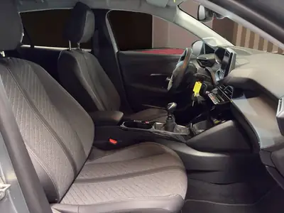 Peugeot 208 1.2 PureTech Allure — Citadine dynamique, moteur écologique et faible kilométrage — Miniatura 7
