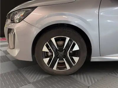 Peugeot 208 1.2 PureTech Allure — Citadine dynamique, moteur écologique et faible kilométrage — Miniatura 12