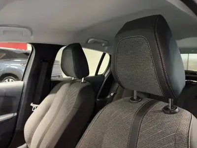 Peugeot 208 1.2 PureTech Allure — Citadine dynamique, moteur écologique et faible kilométrage — Miniatura 15