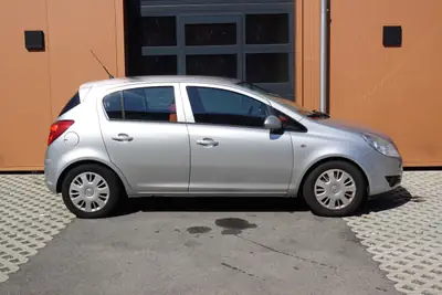 Opel Corsa 1.4 TP Enjoy — Citadine fiable avec capteur de stationnement, sans accident — intérieur
