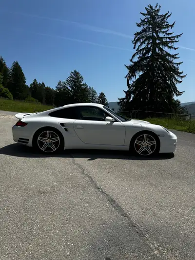 Porsche 911 Turbo 997.1 Cabriolet — 480 ch, toutes roues motrices, seulement 72 000 km — vista posteriore