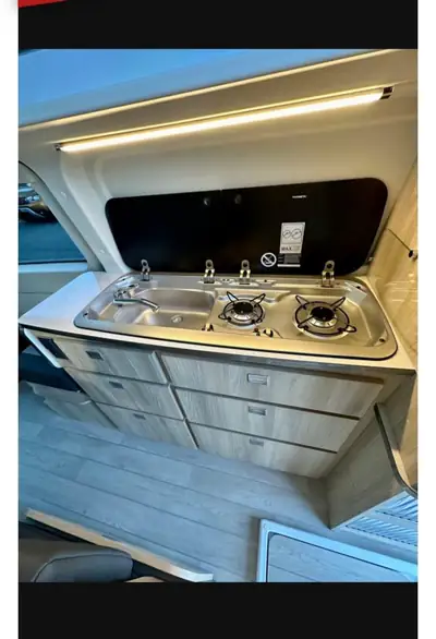 Ford Transit Custom Van Dreamer Capland — Aménagé camping, 28 500 km seulement — Miniature 9