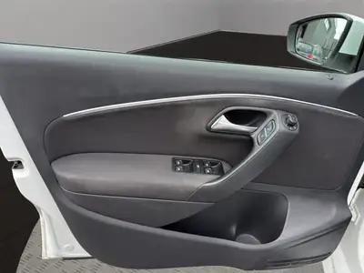 VW Polo 1.2 TSI Comfortline — Citadine fiable, climatisée et navigée — Miniatura 12