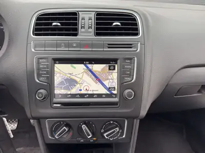 VW Polo 1.2 TSI Comfortline — Citadine fiable, climatisée et navigée — Miniatura 15