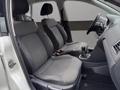 VW Polo 1.2 TSI Comfortline — Citadine fiable, climatisée et navigée — Miniatura 17