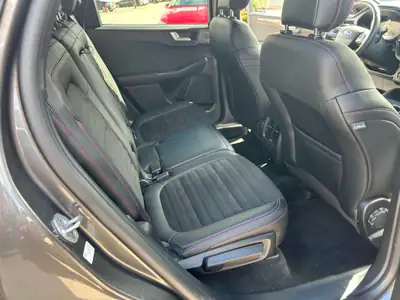 Ford Kuga 2.0 TDCi EcoBlue ST-Line X 4WD — SUV robuste, 4 roues motrices et équipements premium — Miniatura 7