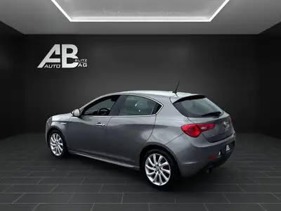 Alfa Romeo Giulietta 1.4 MultiAir Distinctive TCT — Élégance italienne, première main, service frais — arrière