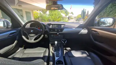 BMW X1 23d xDrive — SUV compact diesel, traction intégrale, équipement premium — Seitenansicht
