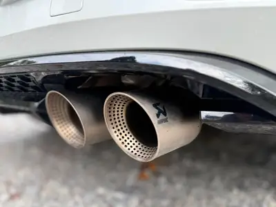 VW Golf R 2.0 TSI DSG 4Motion — Performance 300 ch, 2 jeux de roues, Akrapovič — vue extérieure