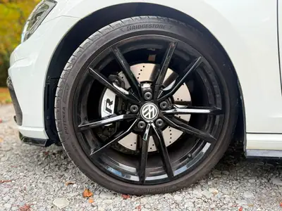 VW Golf R 2.0 TSI DSG 4Motion — Performance 300 ch, 2 jeux de roues, Akrapovič — détail