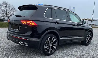 Volkswagen Tiguan PHEV R-Line — SUV hybride rechargeable 245 PS, toit panoramique, 39 800 km — fianco