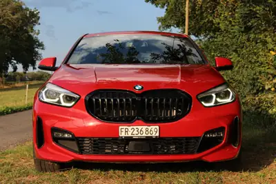 BMW 120i M Sport Steptronic — Berline sportive 2022, 178 ch et faible kilométrage — côté