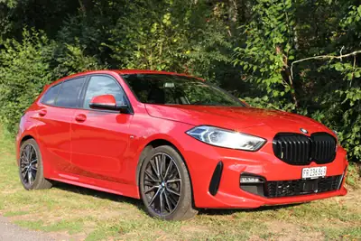 BMW 120i M Sport Steptronic — Berline sportive 2022, 178 ch et faible kilométrage — vue extérieure