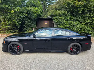 Dodge Charger SRT-8 — Muscle car légendaire, V8 6.4L HEMI, 32'017 km seulement — côté