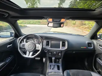 Dodge Charger SRT-8 — Muscle car légendaire, V8 6.4L HEMI, 32'017 km seulement — tableau de bord