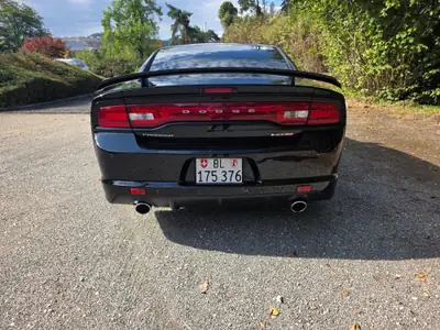 Dodge Charger SRT-8 — Muscle car légendaire, V8 6.4L HEMI, 32'017 km seulement — intérieur