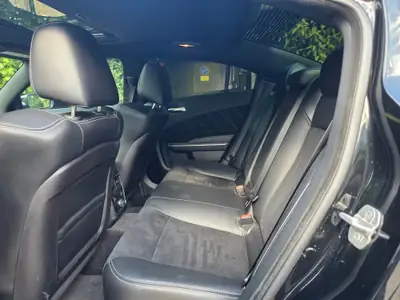 Dodge Charger SRT-8 — Muscle car légendaire, V8 6.4L HEMI, 32'017 km seulement — Miniature 9