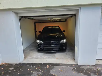 Dodge Charger SRT-8 — Muscle car légendaire, V8 6.4L HEMI, 32'017 km seulement — Miniature 16