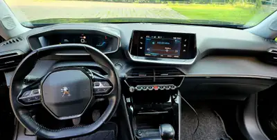 Peugeot 2008 Pure Tech 2020 — SUV urbain compact, 80 000 km, sans sinistre — tableau de bord