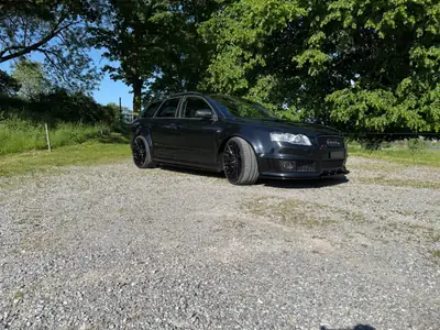 Audi RS4 4.2 V8 Quattro — Berline sportive 420 ch, motorisation légendaire — côté