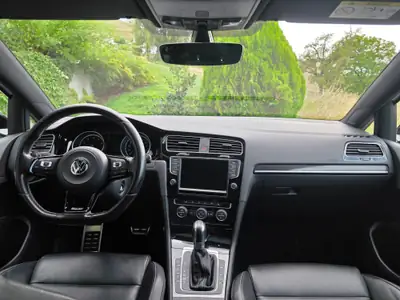 VW Golf R 2.0 TSI 300 ch — Berline sportive 4Motion, entretien récent — détail