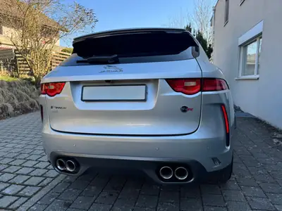 Jaguar F-PACE 5.0 V8 SVR AWD — SUV haute performance, entretien neuf — Heckansicht