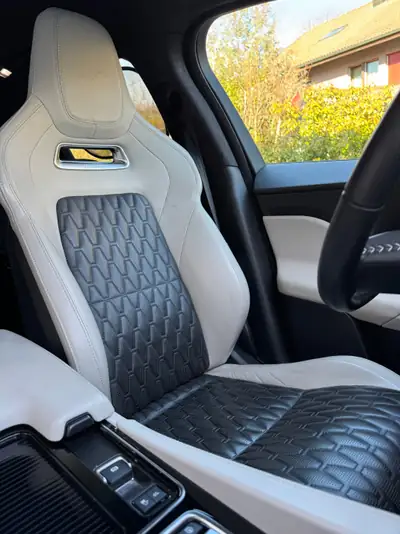 Jaguar F-PACE 5.0 V8 SVR AWD — SUV haute performance, entretien neuf — Armaturenbrett