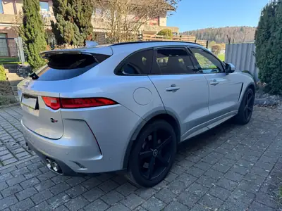 Jaguar F-PACE 5.0 V8 SVR AWD — SUV haute performance, entretien neuf — Innenraum