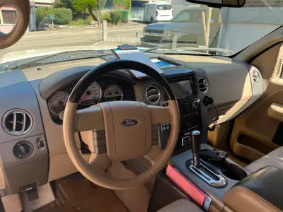 Ford F-150 Pickup Limited Supercharger — 450 ch, traction intégrale, équipement premium — vista posteriore